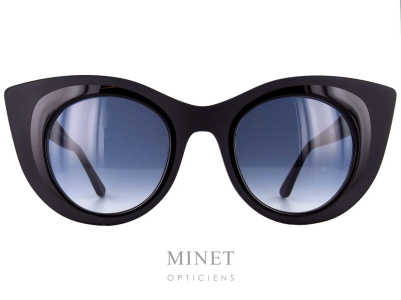 Thierry Lasry Hedony. Grande lunettes de soleil dames noir mat de forme papillonnante. Les verres 100% UV, sont dégradés gris. Fils d’un père opticien et d’une mère designer, Thierry Lasry a lancé naturellement sa marque de lunettes en 2006. Le jeune créateur s’inspire des années 80 pour proposer des modèles innovants aux détails très futuristes. On retrouve dans ses collections des montures décalées et originales aux imprimés vintage et aux formes rétro. Malgré leur volume important, les lunettes sont conçues en acétate très léger et entièrement réalisées à la main en France. Les modèles ont su séduire de nombreuses célébrités telles que Madonna, Rihanna ou encore Eva Mendès. Toutes portent les désormais célèbres lunettes de soleil Thierry Lasry.