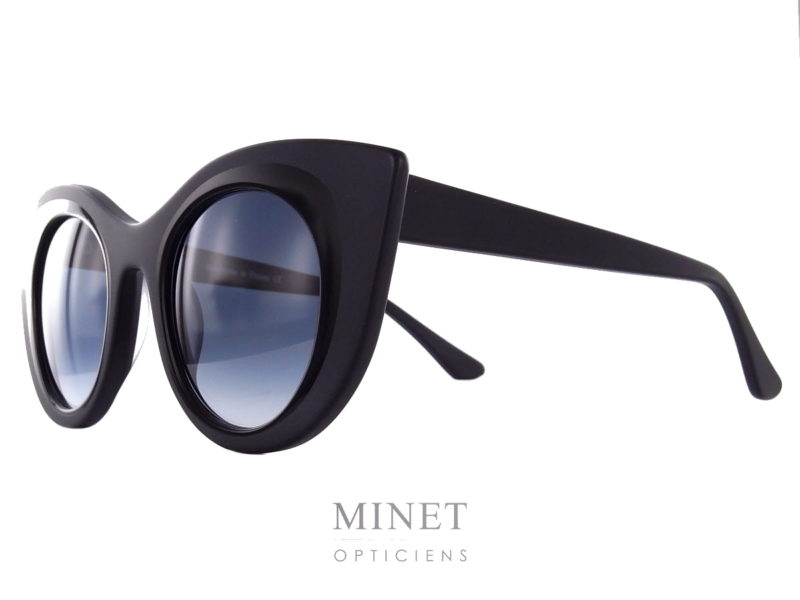 Thierry Lasry Hedony. Grande lunettes de soleil dames noir mat de forme papillonnante. Les verres 100% UV, sont dégradés gris. Fils d’un père opticien et d’une mère designer, Thierry Lasry a lancé naturellement sa marque de lunettes en 2006. Le jeune créateur s’inspire des années 80 pour proposer des modèles innovants aux détails très futuristes. On retrouve dans ses collections des montures décalées et originales aux imprimés vintage et aux formes rétro. Malgré leur volume important, les lunettes sont conçues en acétate très léger et entièrement réalisées à la main en France. Les modèles ont su séduire de nombreuses célébrités telles que Madonna, Rihanna ou encore Eva Mendès. Toutes portent les désormais célèbres lunettes de soleil Thierry Lasry.