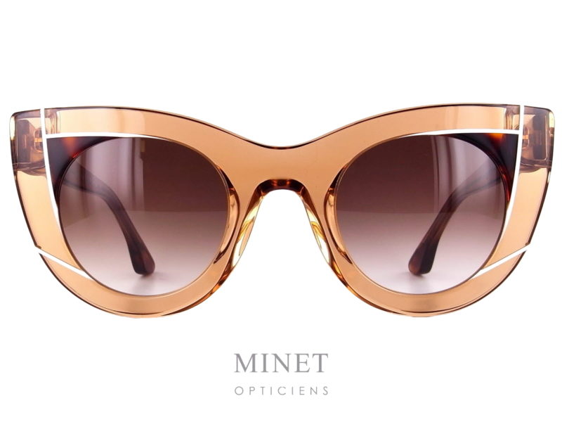 Les Wavvvy de Thierry Lasry sont de grande lunettes de soleil dames de forme papillonnante. Les verres 100% UV, sont dégradés brun en parfaite harmonie avec la monture de couleur brune rehaussée d'un jolis détail écailles de tortue telle du fard à paupières le tout, souligné de traits blancs. Fils d’un père opticien et d’une mère designer, Thierry Lasry a lancé naturellement sa marque de lunettes en 2006. Le jeune créateur s’inspire des années 80 pour proposer des modèles innovants aux détails très futuristes. On retrouve dans ses collections des montures décalées et originales aux imprimés vintage et aux formes rétro. Malgré leur volume important, les lunettes sont conçues en acétate très léger et entièrement réalisées à la main en France. Les modèles ont su séduire de nombreuses célébrités telles que Madonna, Rihanna ou encore Eva Mendès. Toutes portent les désormais célèbres lunettes de soleil Thierry Lasry.