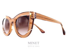 Les Wavvvy de Thierry Lasry sont de grande lunettes de soleil dames de forme papillonnante. Les verres 100% UV, sont dégradés brun en parfaite harmonie avec la monture de couleur brune rehaussée d'un jolis détail écailles de tortue telle du fard à paupières le tout, souligné de traits blancs. Fils d’un père opticien et d’une mère designer, Thierry Lasry a lancé naturellement sa marque de lunettes en 2006. Le jeune créateur s’inspire des années 80 pour proposer des modèles innovants aux détails très futuristes. On retrouve dans ses collections des montures décalées et originales aux imprimés vintage et aux formes rétro. Malgré leur volume important, les lunettes sont conçues en acétate très léger et entièrement réalisées à la main en France. Les modèles ont su séduire de nombreuses célébrités telles que Madonna, Rihanna ou encore Eva Mendès. Toutes portent les désormais célèbres lunettes de soleil Thierry Lasry.