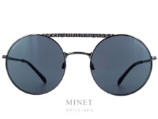 Les Chanel 4232 sont des lunettes de soleil en métal de forme ronde, double pont, et de couleur canon de fusil. Les verres gris de catégorie 3 sont 100% uv. Le double pont est sculpté de façon à imiter la trame du tweed des fameux tailleurs de la Maison Chanel.