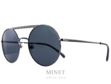 Les Chanel 4232 sont des lunettes de soleil en métal de forme ronde, double pont, et de couleur canon de fusil. Les verres gris de catégorie 3 sont 100% uv. Le double pont est sculpté de façon à imiter la trame du tweed des fameux tailleurs de la Maison Chanel.
