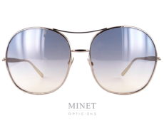 Lunettes Chloé CE128S . Très jolies lunettes de soleil en métal subtilement doré. Les verres sont d'un très joli dégradé bleu et leur contours volontairement surépaissi afin de leur donner une identité plus forte. Toute nouvelles collection. Les Lunettes Chloé reprennent tous les codes qui ont fait la réputation de la marque. Elles sont élégantes, confortables et très féminines. Cette nouvelle collection est juste incroyable, avec de superbes détails.