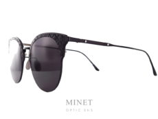 Les Bottege Veneta BV0188 sont des lunettes de soleil dans le style de la mythique "Club Master" revisitée avec les codes Bottega Veneta. Finition haut de gamme, les "sourcils" sont en cuir tressé, marque de fabrique du savoir faire de la maison Bottega Veneta.