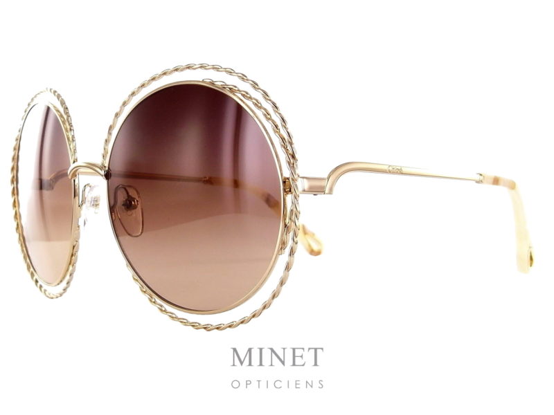 Grandes lunettes de soleil pour dames, les Chloé CE114ST sont très élégantes fines et légères. Les grand verres ronds ainsi que la monture dorée finement ciselée contribuent au style très féminin de cette superbe solaire. Toute nouvelles collection. Les Lunettes Chloé reprennent tous les codes qui ont fait la réputation de la marque. Elles sont élégantes, confortables et très féminines. Cette nouvelle collection est juste incroyable, avec de superbes détails.