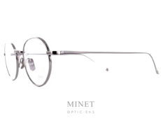 Les Lunor M9 03 sont des lunettes rétro, ovales en métal de couleur platine. Elles sont très légère et fabriquées avec une finition très haut de gamme ce qui vous garantira une monture confortable et élégante qui vous accompagnera pour un bon bout de temps.   