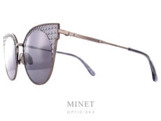 Les Bottega Veneta BV0189S sont de grandes lunettes de soleil à la forme très papillonnante. La monture est en métal tandis que les verres de chez Zeiss ont été gravé au niveau des sourcils de façon à nous rappeler le fameux cuir entrecroisé qui est le signe distinctif de la marque. Griffe italienne de confection d’articles de cuir depuis 1966, Bottega Veneta vous propose des lunettes de soleil et de vue de qualité, caractérisées par la sobriété et le raffinement. Les lunettes solaires sont généralement oversize et très glamour, soit en acétate, soit en métal, dans des tonalités chaudes et naturelles. Côté optique, lunettes rectangulaires, carrées, gouttes, ovales et cat’s eyes se côtoient, pour que chacun trouve une monture adaptée à son visage. Les lunettes Bottega Veneta transmettent un sens d’exclusivité, d’élégance et de savoir-faire artisanal. Ses produits se distinguent particulièrement par l’utilisation du motif entrecroisé, caractéristique de la marque.