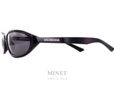 Superbes lunettes de soleil toute fine. Les Balenciaga BB7S sont de fines solaires de forme ovale et cambrées. La face cambrée  ainsi que les verres solaires offrent une protection et une "couverture" optimale.  La collection de lunettes Balenciaga propose des modèles de lunettes sophistiqués et créatifs  caractérisés par un grand niveau de qualité, synonyme d’une marque prestigieuse de luxe. Spectaculaires, sculpturales, les formes que l’on retrouve dans leurs designs  sont toujours d’actualité, à la pointe de la mode contemporaine. Les lunettes Balenciaga présentent des styles très différents, entre les modèles aux formes classiques et les looks futuristes, tout le monde peut trouver la paire de lunettes idéale dans cette collection.