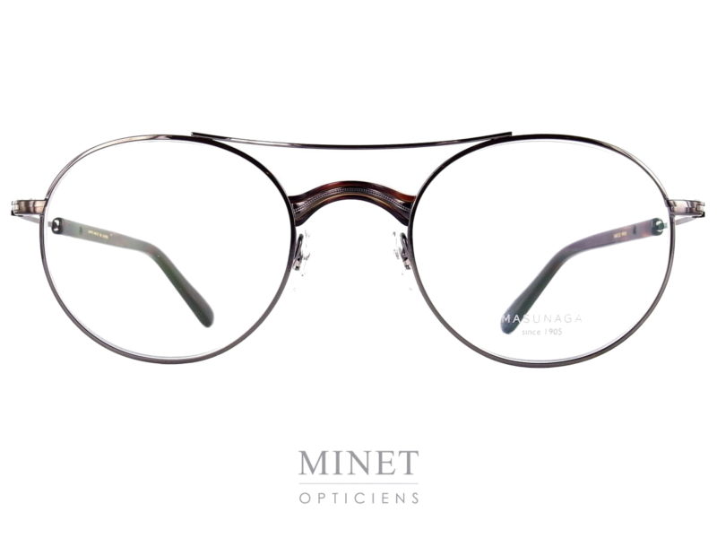 Lunettes contemporaine d'inspiration vintage, les Masunaga GMS 106 sont de très belles lunettes de forme rondes légèrement pilote montées d'un double pont renforcé par un insert en acétate de couleur écaille de tortue.