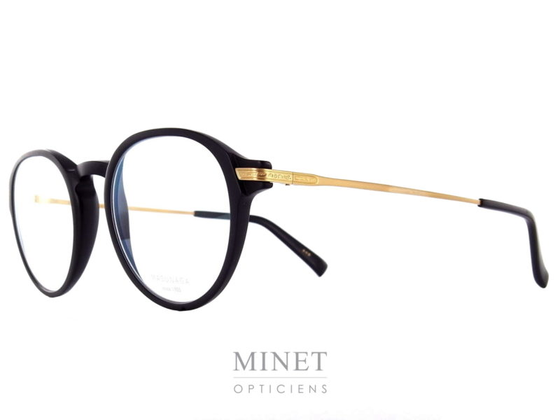 Lunettes combinées face en acétate branches en titane. Les Masunaga GMS 816 sont de très belles lunettes de forme pantoscopique et de style rétro. Le titane japonais nous donnes une garantie de légèreté et de solidité. De plus, il est hypoallergénique. Créée en 1905, la marque Masunaga est l’un des fleurons de la lunetterie japonaise. Ces modèles fabriqués avec rigueur et précision – elles passent par plus de 200 étapes manuelles – ont un style plutôt rétro. On retrouve beaucoup de lunettes Pantos ou rondes en acétate et en métal. Les collections de lunettes de soleil rétro et de vue restent classiques mais sont toujours de très belle facture. La marque a reçu une pluie de récompenses ces dernières années avec notamment deux Silmo d’Or. En 2014, la lunette de soleil « Campanule » en collaboration avec le styliste Kenzo Takada remporte un très grand succès. En 2015, c’est la lunette optique « GMS 106 » qui tire son épingle du jeu ! Masunaga ne finit pas de surprendre c’est certain!