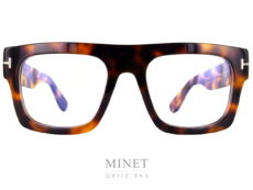 Les lunettes Tom Ford 5634 annoncent un retour de la monture optique très épaisse. Grande et très marquées, elles vous donneront un look très affirmé. Elles existent aussi en noir. 