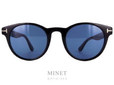 Les Tom Ford Palmer sont des solaires noires de forme arrondies munies de verres bleus. Ces solaires iront aussi bien pour un homme qu'une dame, leurs formes classiques et intemporelles en feront une lunettes de style qui traversera le temps et les modes.