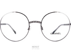 Lunettes rondes en métal, les lunettes Chanel 2166 ont la particularité d'avoir le pont et les branches façonnées de façon à ressembler aux chaînes comme les bijoux et les sacs de la Maison Chanel.