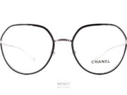 Les lunettes Chanel 2189-j sont des lunettes optiques dames en métal argenté de forme papillonnantes. Le pont est décoré du matelassé Chanel et les cerclages des verres sont sertis d'acétate de cellulose noir pour donner plus de caractères à la monture. 