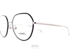 Les lunettes Chanel 2189-j sont des lunettes optiques dames en métal argenté de forme papillonnantes. Le pont est décoré du matelassé Chanel et les cerclages des verres sont sertis d'acétate de cellulose noir pour donner plus de caractères à la monture. 