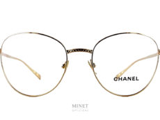 Les lunettes Chanel 2192 sont des lunettes optiques dames en métal doré de forme papillonnantes. Le pont est décoré du fameux matelassé Chanel.