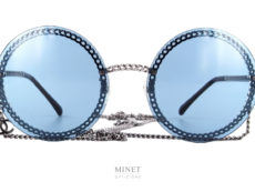 Les solaires Chanel 4245 sont de très chouettes lunettes rondes très légères. La monture est façonnée comme un chaîne, thème très cher à la Maison Chanel.  Avec ces lunettes, vous recevrez une superbe chaînette amovible, munie du logo Chanel. 