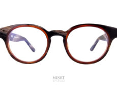 Thierry Lasry Dynamyty sont des lunettes optiques de foreme rondes ayant un superbe design. Les cerclages des verres sont de couleurs différentes pour souligner leur très belle forme.