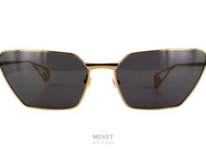Très belles lunettes de soleil, les Gucci 538S sont un hommage, vintage, aux monture fine papillonnantes des 50's. Un look super rétro revisité et modernisé. Ces lunettes de soleil en métal doré vous protégeront des rayons nocifs grâce à leurs verres d'excellente qualité de catégorie 3,  100% anti-UV. 