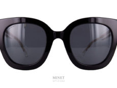 Très belles lunettes de soleil, les Gucci  GG 564S Grande lunettes noire papillonnantes en acétate de cellulose. Les branches fines sont en métal doré. Elles vous protégeront des rayons nocifs grâce à leurs verres d'excellente qualité de catégorie 3,  100% anti-UV.