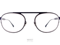 Thierry Lasry Keeny. Monture optique en métal. une des rares Thierry Lasry en métal. De forme vintage inspirée de la pilote dont on aurait enlevé le pont du dessous. Bicolore, les cercles sont d'une couleur différente du reste de la monture. La qualité n'est pas en reste vu qu'elles sont fabriquée en titane Japonais, la meilleure qualité de titane que l'ont puisse avoir. 