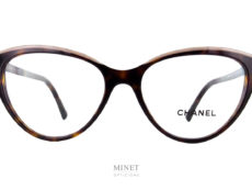 Les Chanel 3393 sont de très belles lunettes optiques papillon en acétate de cellulose de couleur écaille. Le dessus de la monture est de couleur claire et frappé du logo ainsi que du nom Chanel. 