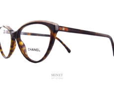 Les Chanel 3393 sont de très belles lunettes optiques papillon en acétate de cellulose de couleur écaille. Le dessus de la monture est de couleur claire et frappé du logo ainsi que du nom Chanel. 