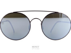 Toujours dans le style Vintage montées avec des verres ultra-plat, les lunettes de soleil 8000 Eyewear 8M6 sont de superbes montures. Très légère avec une finition sans faille. les verres sont miroité et les embouts sont en cuir. 