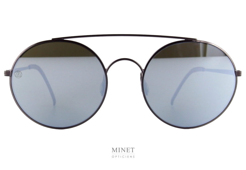 Toujours dans le style Vintage montées avec des verres ultra-plat, les lunettes de soleil 8000 Eyewear 8M6 sont de superbes montures. Très légère avec une finition sans faille. les verres sont miroité et les embouts sont en cuir. 