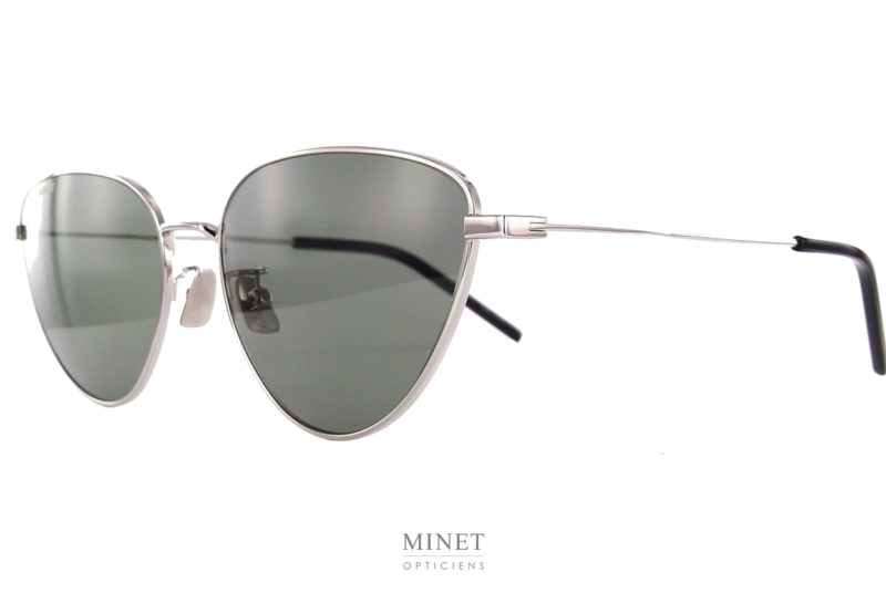 Lunettes métalliques de forme papillon. Les Saint Laurent SL 310 sont de très belles lunettes solaires de luxe. La monture en métal, très fines et légères vous apportera un superbe style et un grand confort. 
