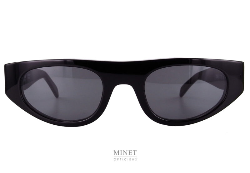 Thierry Lasry X Koché  Cobalt, des lunettes de soleil dans le style futuriste.  Christelle Kocher qui apporte le style  urbain et radicale s'est associé au savoir faire du lunetier Thierry Lasry, qui développe, pour l'heure,  une paire de lunettes de soleil inédite. 