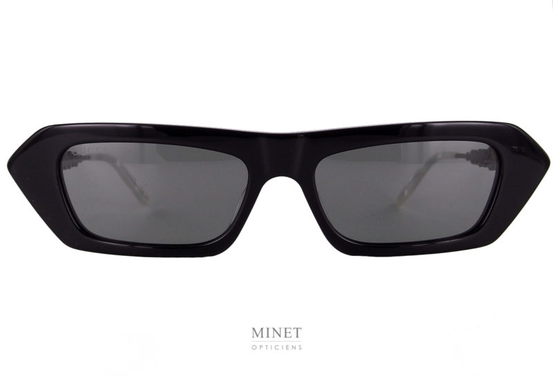 Les lunettes  Gucci 642S sont de superbes lunettes solaires dont la face, de forme plate et rectangulaire, est en acétate de cellulose et les branches sont en métal décorées de grand strass très glamour.
