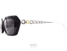 Les lunettes  Gucci 642S sont de superbes lunettes solaires dont la face, de forme plate et rectangulaire, est en acétate de cellulose et les branches sont en métal décorées de grand strass très glamour.