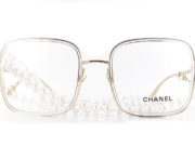 Les nouvelles Chanel 2195 sont de grandes lunettes optiques de forme carrée. Ces Lunettes combine le métal qui compose la face et les branches et l'acétate de cellulose qui forme le cerclage des verres. Aux branches, vient s'accrocher, un superbe chaînette en perles. Car les perles font partie des codes qui ont fait la renommée de la Maison.