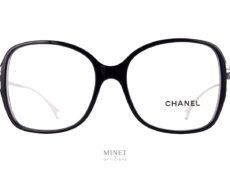 Lunettes optiques de luxe, Les Chanel 3399 sont de grandes lunettes de forme papillon. La face est en acétate de cellulose est noir et cristal. Ces deux couleurs nous permettent d'avoir une lunettes de caractère mais pas trop lourdes, tandis que les fines branches  en métal argenté gravées du nom de la maison continuent a nous donner ce sentiment de légèreté malgré la grande taille de l'ensemble. Ces lunettes vous apporteront un confort d'utilisation et un style très chic.