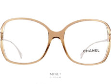 Lunettes optiques de luxe, Les Chanel 3399 C1090 sont de grandes lunettes optique pour dames de forme papillon et de couleurs très douce. La face est en acétate de cellulose de couleur beige et cristal. Ces deux couleurs nous permettent d'avoir une lunettes de caractère mais pas trop lourdes, tandis que les fines branches  en métal argenté gravées du nom de la maison continuent a nous donner ce sentiment de légèreté malgré la grande taille de l'ensemble. Ces lunettes vous apporteront un très grand confort d'utilisation et un style très chic.