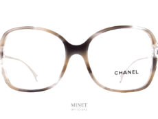 Lunettes optiques de luxe, Les Chanel 3399 C1663 sont de grandes lunettes optique pour dames de forme papillon et de couleurs très douce.