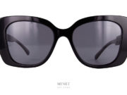 La solaires Chanel 5422 est une grande lunettes  de forme papillon. Les branches sont formées par les lettres C.H.A.N.E.L. incrustées de petit strass noirs.