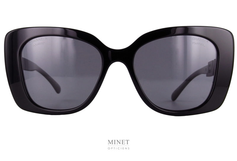 La solaires Chanel 5422 est une grande lunettes  de forme papillon. Les branches sont formées par les lettres C.H.A.N.E.L. incrustées de petit strass noirs.