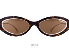 Les lunettes solaires Chanel 5424 sont de petites montures de couleur écaille. Les verres bruns sont décorés par un fin liseré cristal.Branches fines métal.