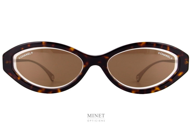 Les lunettes solaires Chanel 5424 sont de petites montures de couleur écaille. Les verres bruns sont décorés par un fin liseré cristal.Branches fines métal.