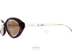 Les lunettes solaires Chanel 5424 sont de petites montures de couleur écaille. Les verres bruns sont décorés par un fin liseré cristal.Branches fines métal.