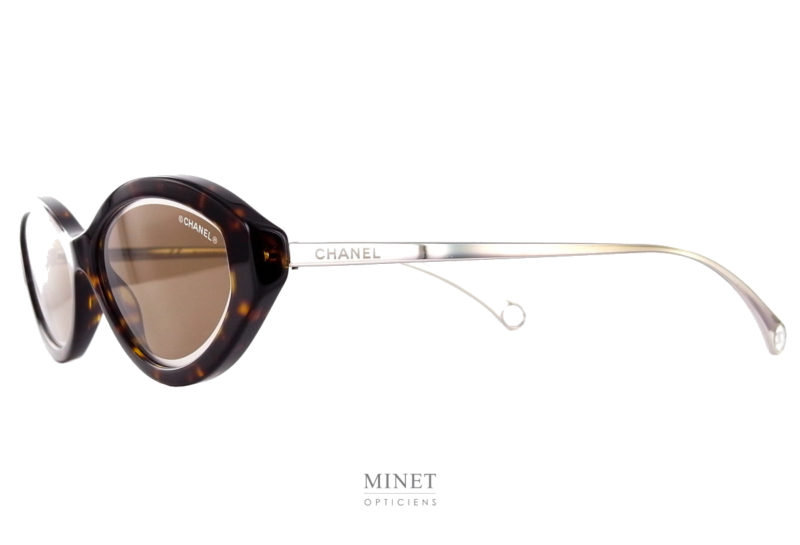 Les lunettes solaires Chanel 5424 sont de petites montures de couleur écaille. Les verres bruns sont décorés par un fin liseré cristal.Branches fines métal.