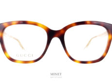 Les Gucci GG 566O sont des lunettes de luxe optique dames de forme rectangulaires. La face de couleur écailles de tortue est associé à des branches transparente laissant apparaître les armatures dorées et joliment gravées du nom de la marque.