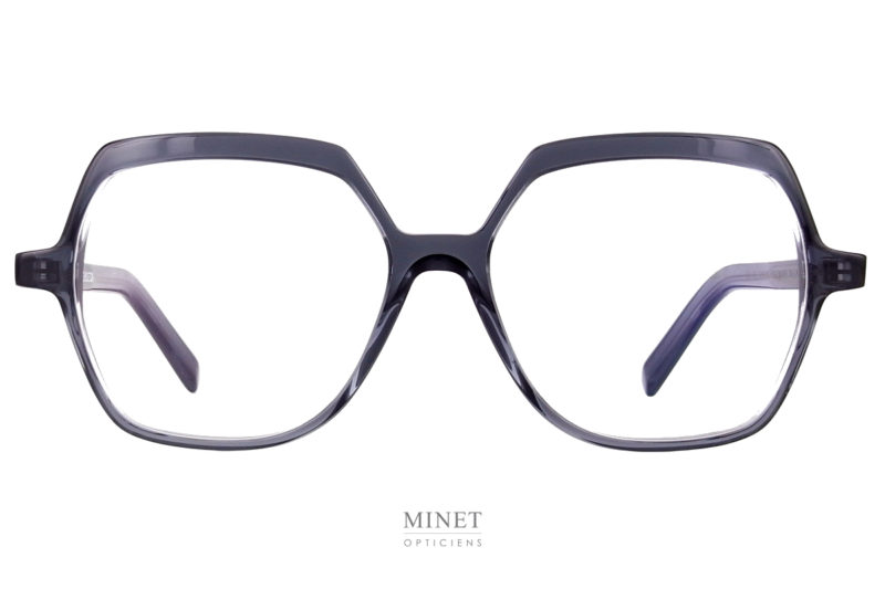 Les lunettes optiques Oscar Magnuson Lili sont de grandes montures de forme rectangulaires, voir hexagonale. Le style vintage n'est pas sans rappeler les grandes lunettes des années 80. 