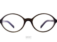 Petites lunettes ovales délicieusement rétro. En acétate de cellulose de couleur kaki. Très beau design. Telles sont les lunettes optiques Oscar Magnuson Teddy.
