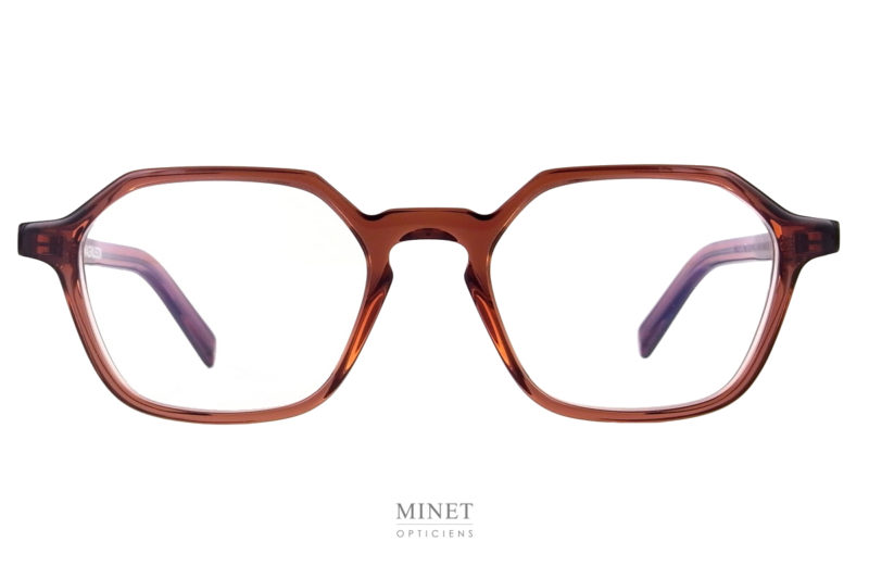 Avec les Oscar Magnuson Miles, nous avons, pour une fois, des lunettes de taille moyenne et de forme hexagonale. Originales, et très sobres. Et comme toutes les lunettes de la marque, nous avons des lignes très pures. 