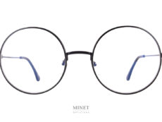 Ici, vous avez de grandes lunettes super rondes en métal. Très typées. Les cerclages sont légèrement surépaissi dans le but de lui donner encore plus de caractère. Les Tom Ford TF 5595-B sont a essayées chez l'opticien Minet à Bruxelles.