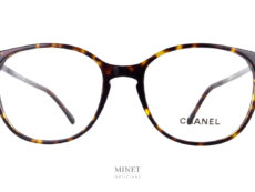 Les Lunettes optiques Chanel 3282 font partie des grands classiques et même des best-seller de la collection. Grande lunettes optiques pour dames. La finesse de la monture en fait une paire de lunettes très chic et délicate. 
