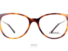 Comme le précédentes, Les Lunettes optiques Chanel 3373 font partie  des best-seller de la collection. Grandes classique de la Maison, elles sont en collection depuis, déjà, quelques année et ne sont pas encore prête d'en sortir.  Grande lunettes optiques pour dames. La finesse de la monture en fait une paire de lunettes très chic et délicate.